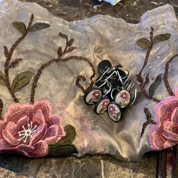 Beautiful bathroom shower curtain set with mats and hooks - Picture 2 of 4